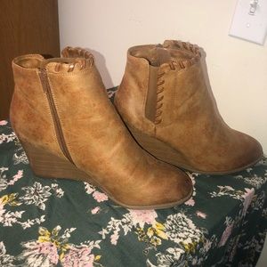 Women’s ankle booties